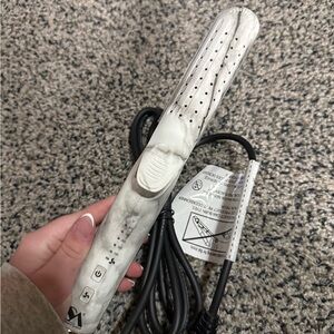 VS Straight Ahead Hair Straightener/ Cruler